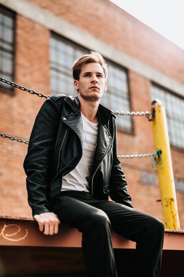 Comment porter un blouson en cuir pour un look automne élégant
