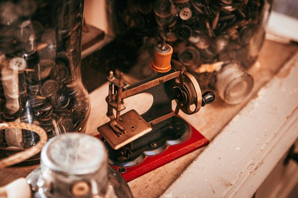 Look vintage avec la machine à coudre mécanique