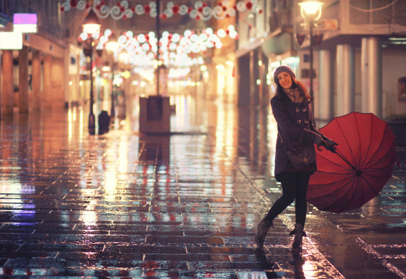 une femme avec son parapluie rouge