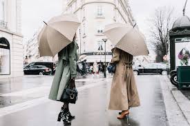 deux femmes marchant sous la pluie